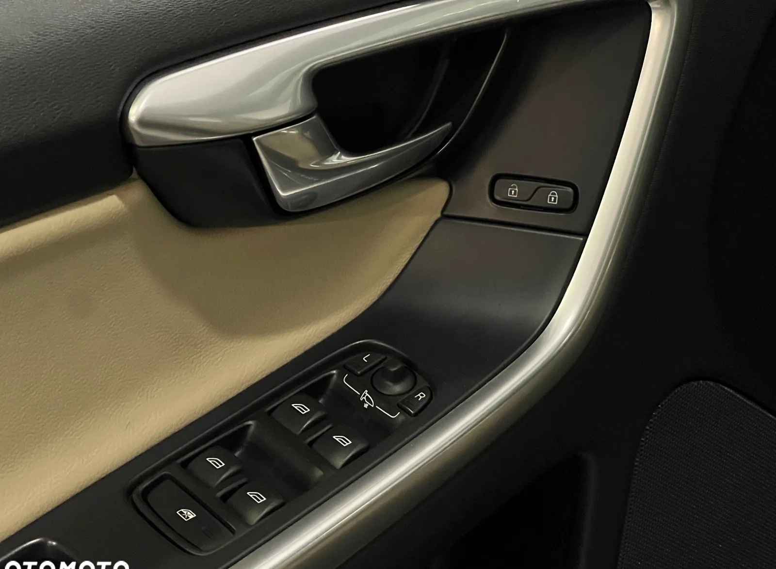 Volvo XC 60 cena 125700 przebieg: 162000, rok produkcji 2017 z Stawiszyn małe 172
